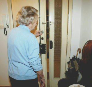 Anziani truffati da due travestiti da Babbo Natale