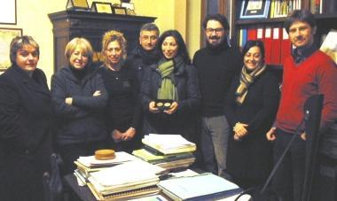 La giunta al completo mostra i prototipi di monete che verranno date in premio 