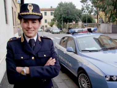  PISA. È tempo di regali natalizi e la gente affolla mercati e mercatini, i grandi ...