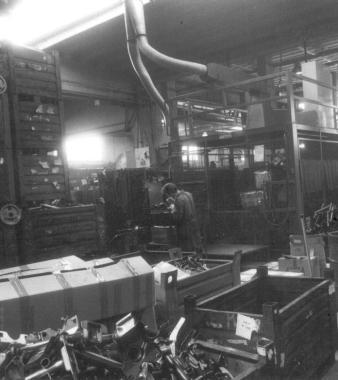 Un operaio al lavoro allinterno di una azienda artigiana       