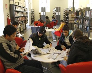 Una sala della Biblioteca comunale Lazzerini    