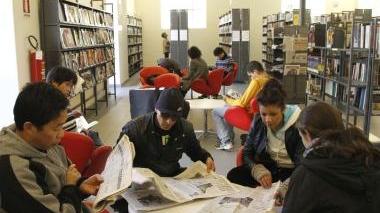 Una sala della Biblioteca comunale Lazzerini