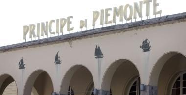 La scritta che campeggia sul Centro congressi 