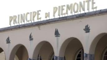 La scritta che campeggia sul Centro congressi