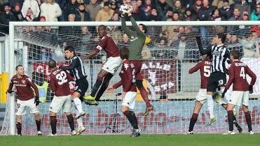 Un’uscita alta nel traffico dell’ex portiere azzurro Davide Bassi nel corso della recente sfida fra Torino e Siena andata in scena al Comunale L’estremo difensore indossa la maglia granata dall’inizio di questa stagione