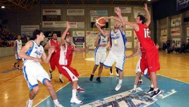 Saccende la lotta sotto canestro nel corso di uno dei due derby empolesi andati in scena nella scorsa edizione del campionato di serie B dilettanti 