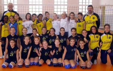 <b>UNDER 12.</b> A destra foto di gruppo per le giovani di Volley e Libertas    