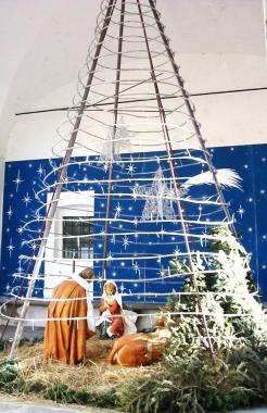 Lalbero di Natale col presepe sotto le logge del Comune 
