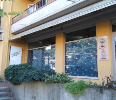 Il nuovo negozio Dolfi, a destra la Manifattura Johnny 