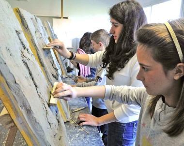 A sinistra una lezione in una delle nuove aule Sopra la preside del Liceo artistico Elisabetta Pastacaldi. A destra ledificio della succursale quarratina del Petrocchi, costruita nel 1990   