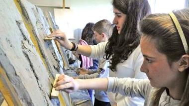 A sinistra una lezione in una delle nuove aule Sopra la preside del Liceo artistico Elisabetta Pastacaldi. A destra l’edificio della succursale quarratina del Petrocchi, costruita nel 1990