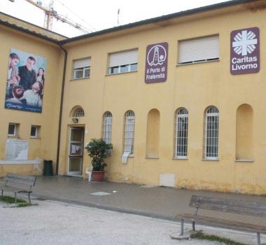 A sinistra la sede Caritas, di fianco il banco alimentare della chiesa di Coteto   