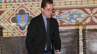 Un momento della riunione e, a sinistra, il sindaco Marco Buselli