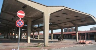 Due immagini del mercato ortofrutticolo di via Sgarallino che lascer&agrave; posto alle case per trasferirsi probabilmente allinterporto di Guasticce  