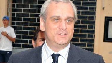 Gli operai della Eaton chiusi dietro i cancelli della fabbrica. A sinistra il sottosegretario Stefano Saglia