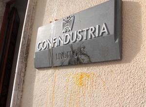 Corteo degli studenti in centro, uova contro la sede di Confindustria