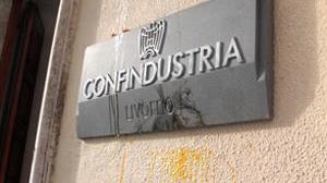 Corteo degli studenti in centro, uova contro la sede di Confindustria