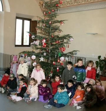 I bambini della Stacciaburatta con lalbero decorato in Comune 