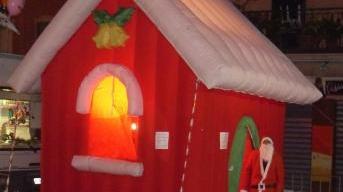 La casetta gonfiabile del Babbo Natale di Radiostar che attende le letterine dei bimbi