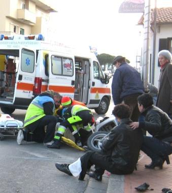 Scontro auto-scooter In due all'ospedale