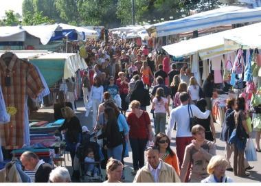 Gli ambulanti: «Vigilantes al mercato di via Paparelli»