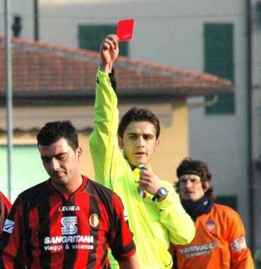 Larbitro espelle un giocatore 
