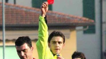 L’arbitro espelle un giocatore