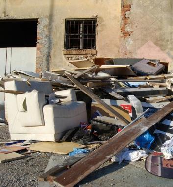 <b>A CIELO APERTO.</b> Una discarica in piena regola quella trovata vicino al cimitero di Talamone 