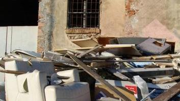 <b>A CIELO APERTO.</b> Una discarica in piena regola quella trovata vicino al cimitero di Talamone