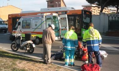 Auto a fuoco con il conducente dentro