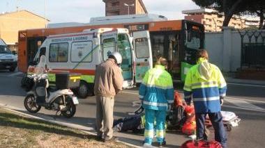 Auto a fuoco con il conducente dentro