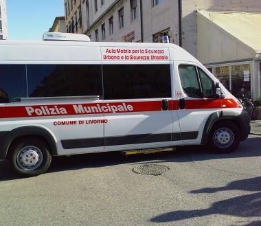 A lezione nell'aula mobile dei vigili urbani