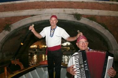 Fulvio Pacitto canta nel giro in barca sui fossi        