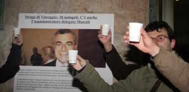 <b>38 INDAGATI.</b> Manifesti e brindisi alla stazione 