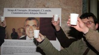 <b>38 INDAGATI.</b> Manifesti e brindisi alla stazione
