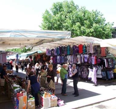 I banchi del mercato in via Ferrer 