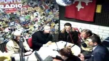 Un momento dell’incontro a Puntoradio e l’esterno del municipio a Cascina