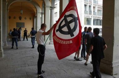Naziskin con la bandiera con la croce celtica 