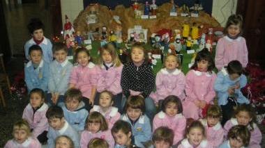 I bambini della materna di Fognano davanti al presepe