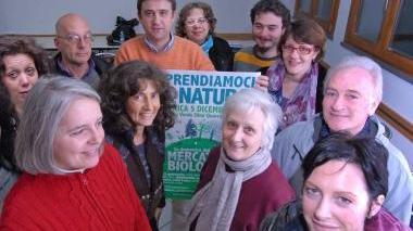 Successo del mercatino biologico «Il banco del pane preso d'assalto»