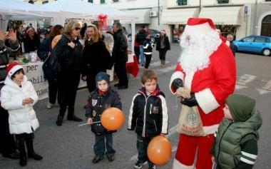 Uniniziativa natalizia con Babbo Natale in piazza. Sotto, Parietti 