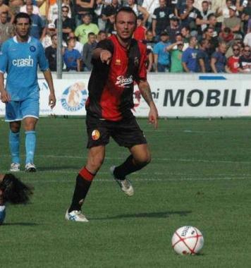 Alessandro Monticciolo con la maglia della Lucchese 