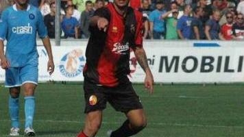 Alessandro Monticciolo con la maglia della Lucchese