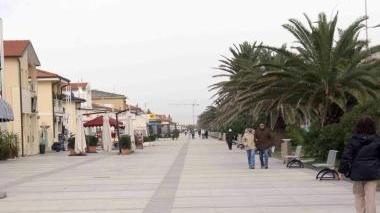 <b>VUOTA.</b> La passeggiata. In alto, Alessandro Cerrai