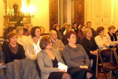 Al centro lassessore Picchi premia Tommaso Tocchini, sopra il saluto al dirigente Fabio Canaccini e una foto ricordo con tutti gli ex dipendenti   