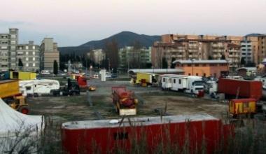 Sopra le roulotte e le gabbie del circo a ridosso di negozi e abitazioni a fianco una leonessa in gabbia a pochi metri dalla strada 