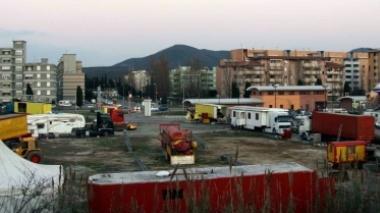 Sopra le roulotte e le gabbie del circo a ridosso di negozi e abitazioni a fianco una leonessa in gabbia a pochi metri dalla strada