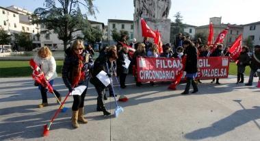 Un momento della manifestazione in piazza della Vittoria delle lavoratrici della scuola che si ritroveranno senza lavoro da gennaio, hanno protestato pulendo 
