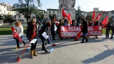 Un momento della manifestazione in piazza della Vittoria delle lavoratrici della scuola che si ritroveranno senza lavoro da gennaio, hanno protestato pulendo