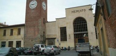 Lingresso del mercato del Carmine     